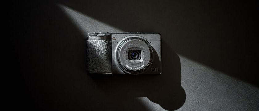 Ricoh GR IV Monochrome 登場！黑白專用 Sensor、實體紅色濾鏡，徹底回歸攝影原點！