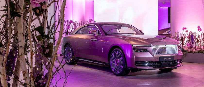 全球限量 7 部、全港唯一！Rolls-Royce Spectre「春櫻」別注版