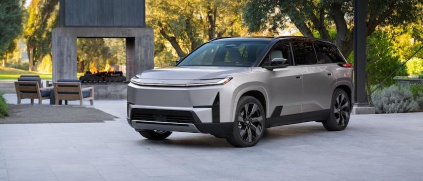 Toyota 全新純電 Highlander 發表！三排座位極致家庭 SUV