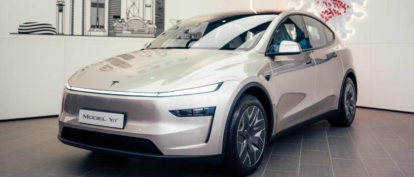 6 座 Tesla Model Y L 登港！3,040mm 超長軸距，第 2 季交付