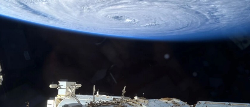 iPhone 拍下超強颱風！太空人 ISS 穹頂觀景艙直擊「白海豚」