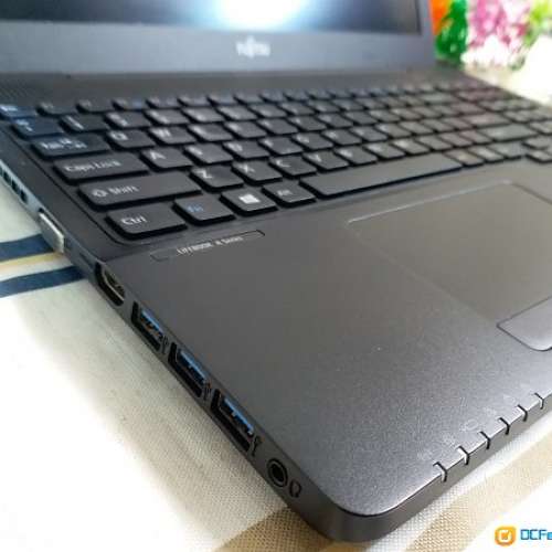 fujitsu lifebook ah556 i7-6500u 8gb ram 256gb ssd r7 m360 15.