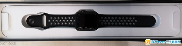 Apple Watch 38mm Series 2 Nike+ 太空灰鋁金屬錶殼配黑色 Nike 運動錶帶