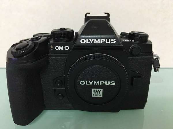 Olympus EM1 body 連電池底座