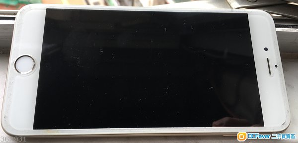 iPhone 6 Plus 64GB 95% 新。100% 冇花冇崩,極新。圖中污積是玻璃幕邊的塵,除下即乾淨如新。剛換電池。