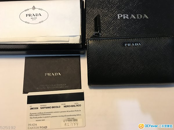 出讓全新 Saffiano leather keychain (有Authenticity Certificate Card)