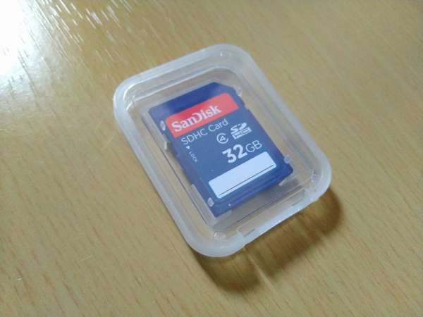 Sandisk 32GB SDHC卡 (class 4)連收納盒