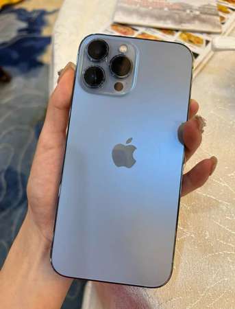 港版 Apple iPhone 13 Pro Max 128G 天峰藍色6.7寸大螢幕，功能全部正常運作，已貼貴價玻璃鋼化貼及保護套！