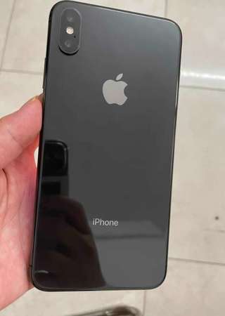 Apple iPhone XS Max 64G 黑色，6.5 寸大螢幕，電池效能100 %，功能全部正常運作，已貼貴價玻璃鋼化貼及保護套！