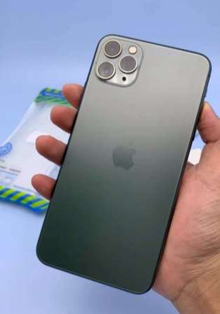Apple Iphone 11 pro Max 256G ，6.7 寸大屏幕顯示，電池100 % 健康度，已貼上全新玻璃鋼化貼及保護套！