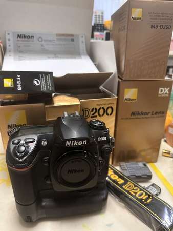 Nikon D200+MB-D200