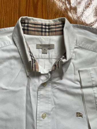 Burberry M size 白色恤衫，70%新，領位有少少黃，自己係出面改咗修腰，所以著出嚟好修身，胸部：48cm，肩膊：43cm，裇長：65cm