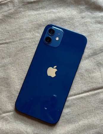 Apple iPhone 12 256G 6.1寸大螢幕，電池效能100 %，功能全部正常運作，已貼貴價玻璃鋼化貼及保護套！