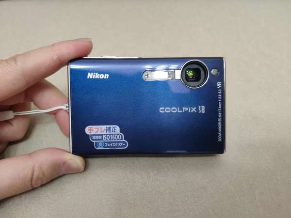 Nikon Coolpix S8 新淨藍色 CCD相機 DC數碼相機 等效35-105mm 咭片機 超輕薄機身 潛望式鏡頭 波浪形設計 簡單易用 旅行機 便攝機