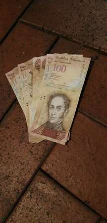 委內瑞拉一百元面額紙幣8張