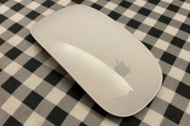 蘋果 Apple Magic Mouse 2 滑鼠 行貨 白色 95%新 有輕微使用痕跡 操作絶對正常 跟Imac機沒有包裝盒 六種手勢操控