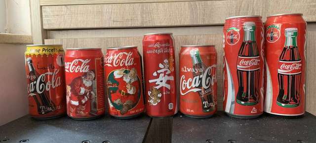 舊版可口可樂汽水罐21個，只可以擺放，收藏觀賞！