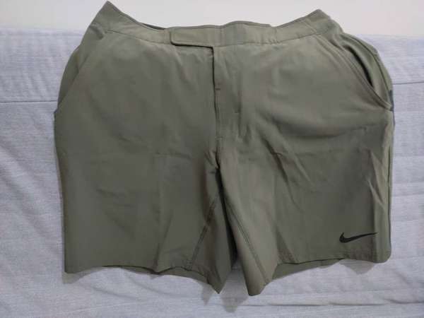 Nike DRI-FIT 軍綠色短褲 size L
