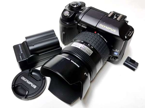 Olympus E300 E-300 + Zuiko Digital 14-45mm F3.5-5.6 Lens