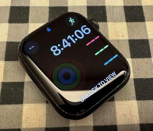 零件機 Apple Watch Series 7 45mm 軍綠色 行貨 95%新 外殼錶邊位和錶底有使用痕跡 註：網上買回來有密碼鎖解除不到，只作零件出售