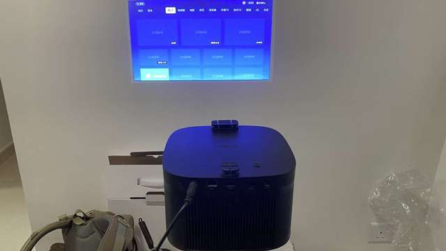 二手極米Xgimi z8x投影機， 有盒， 香港三腳插頭 已裝youtube，功能正常  新淨抵玩projector 即買即玩 超光1200流明開住燈都玩到 音