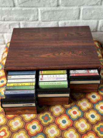 出售vintage cassette帶存放木盒一個，可存放45盒，整體95%新，有意請pm我，謝謝