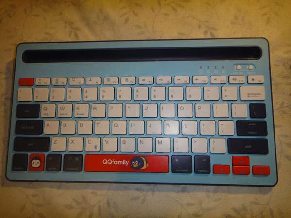 時尚鍵盤 QQ 時尚 QK300 粉藍色 - 藍牙無線 - 可充電鋰電池 - 79 鍵 - 多裝置鍵盤 Windows Pad Android 通用