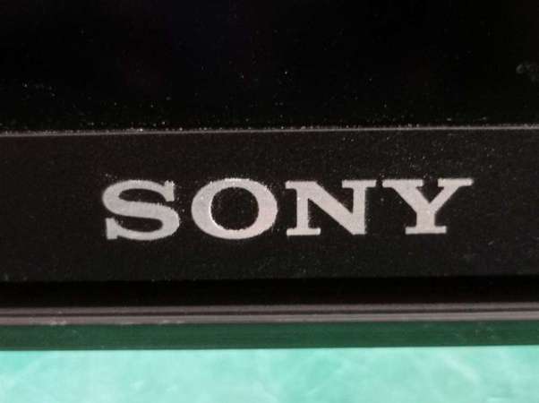 收購Sony KDL-43W800C 爆屏電視機 除屏幕破裂外, 電視仍可以著機, 有背光, 有伴音, 可以轉台. 電子主板原好, 合乎所用, 價錢可以再商議.