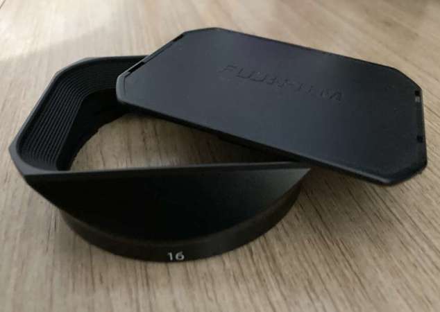 Fujifilm 16/1.4 hood and cap
