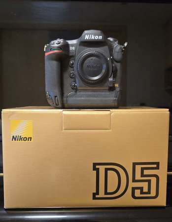 Nikon D5 body - 330 shutter count only!!!