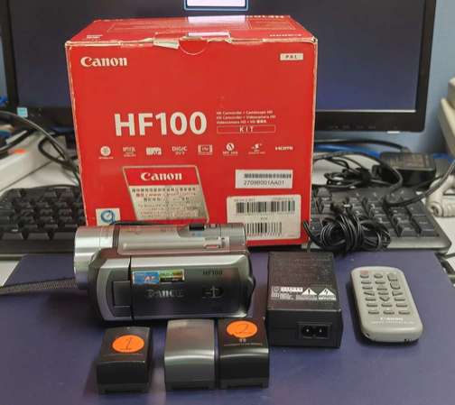 Canon HF 100