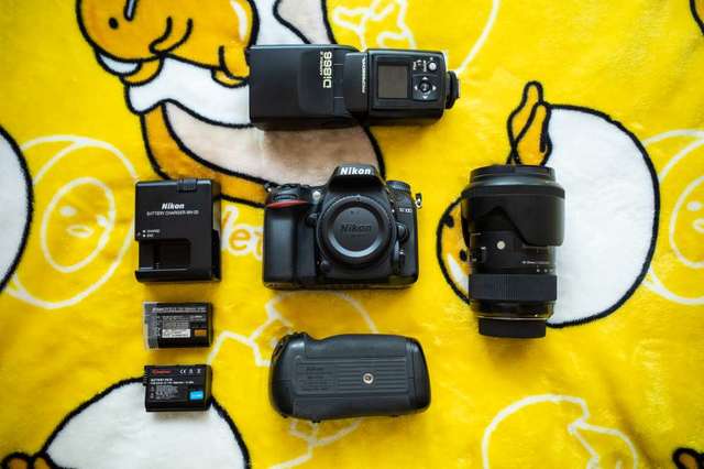 Nikon D7100 + SIGMA F1.8 Art + Battery Grip + Flash + Bag
