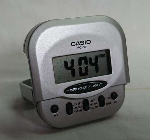 迷你 Casio 電子鬧鐘 (約 6 cm x 6 cm)