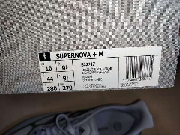 全新Adidas Supernova+ size 44 灰色