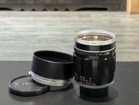 Canon 85mm f1.8 black ltm lens with original filter and hood
