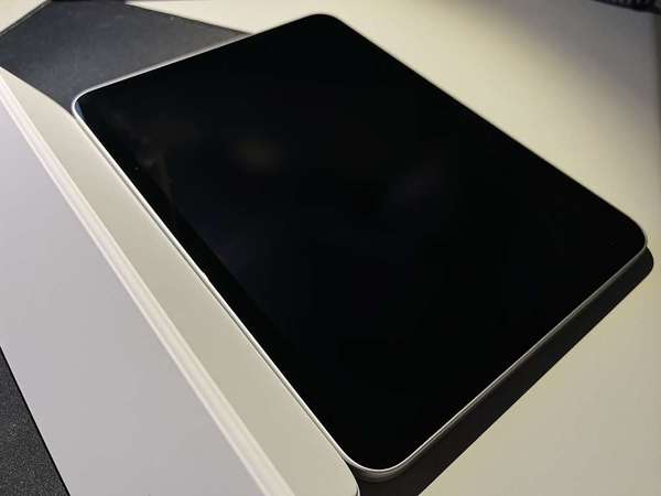 iPad 10th gen WiFi 64GB (Silver) with Genuine iPad Smart Folio (White)