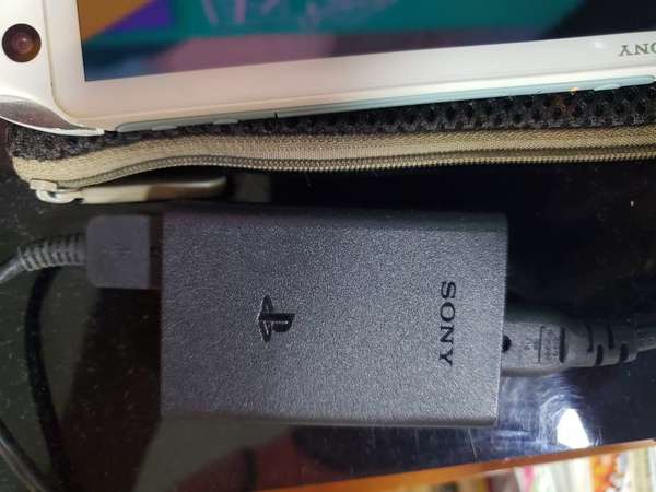 Sony PSvita 原裝 香港版充電火牛一套。