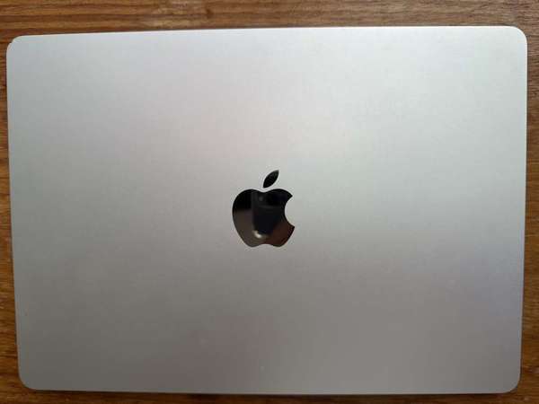 MacBook Air m2 256 16GB Ram 13吋 銀色 100%電池健康度, 有小花