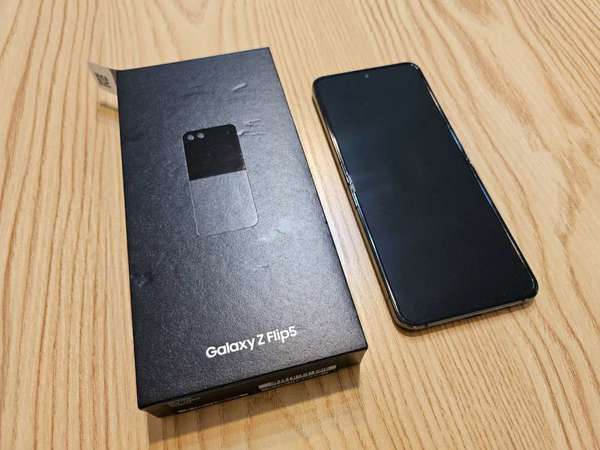 港行 Samsung Flip5 (8+256GB) Galaxy Z Flip 5 5G 摺機 (保到8月，全套有單有盒)