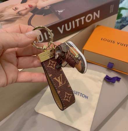 Louis Vuitton LV經典老花棋格鑰匙圈 鑰匙圈➕聯名nike迷你鞋掛件時尚個性！ 車鑰匙掛飾 包包掛飾配件