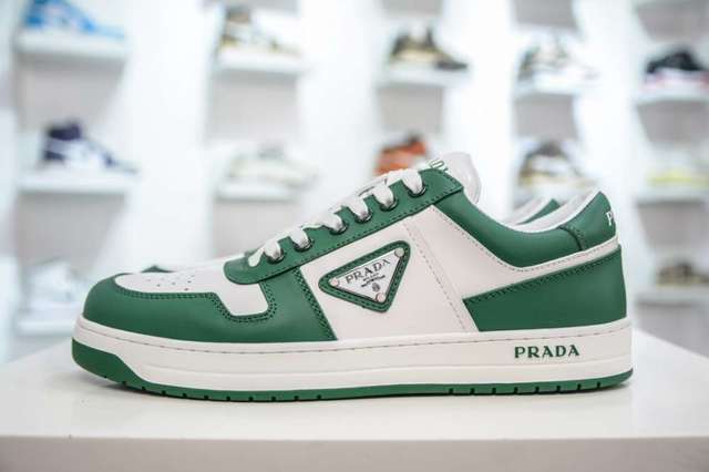 普拉達Prada Downtown Low Sneakers 百搭休閒運動小白板鞋「皮革白綠三角標