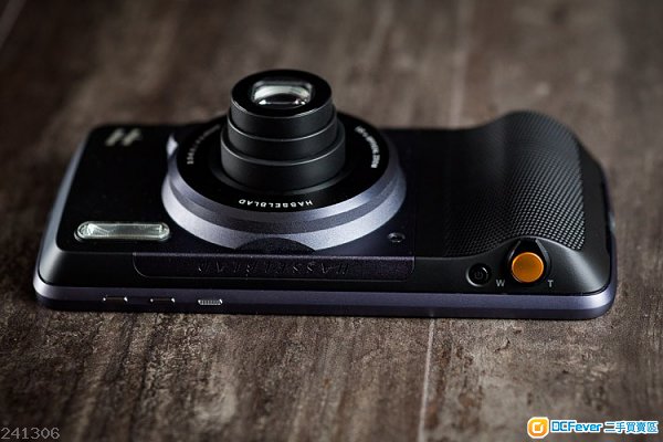hasselblad true zoom camera and moto z smartphone
