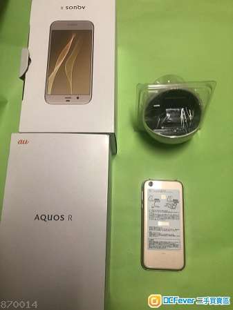 出售AU Sharp aquos R shv39 金色sim free ROBOQULロボクル専用座立式